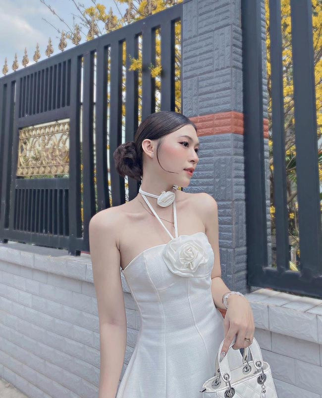 Cô nàng có gương mặt khả ái với những đường nét thanh tú, hài hoà.