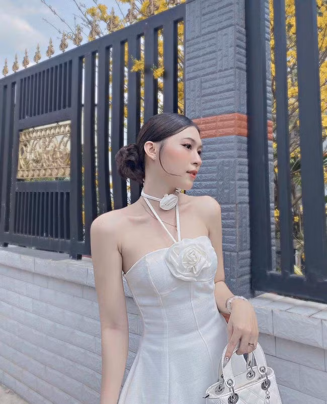 Cô nàng có gương mặt khả ái với những đường nét thanh tú, hài hoà.