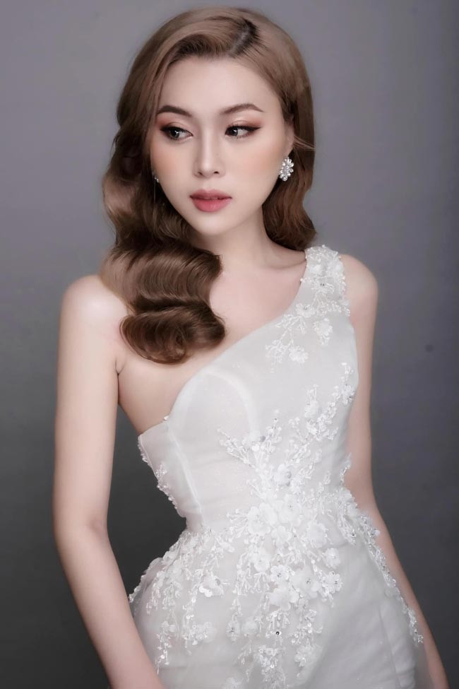 Vì sự khác biệt ấy mà Khánh An phải chịu sự dè bỉu và miệt thị suốt cả t.uổi thơ.