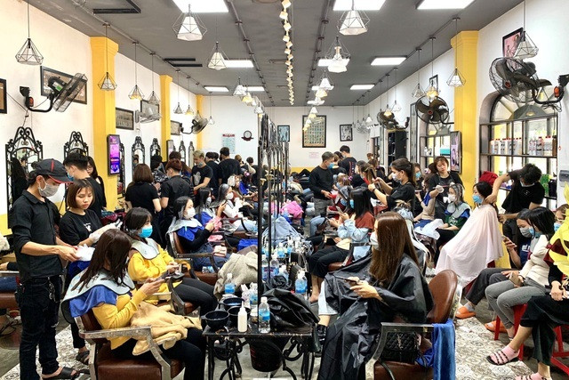 Ngoài thời gian, chi phí mà chị em bỏ ra cho việc làm đẹp cũng nhiều không kém. Nhiều người chia sẻ, số tiền chi cho việc mua quần áo, làm tóc, sửa móng, nối mi... tốn khoảng 1/4 khoản thưởng Tết.