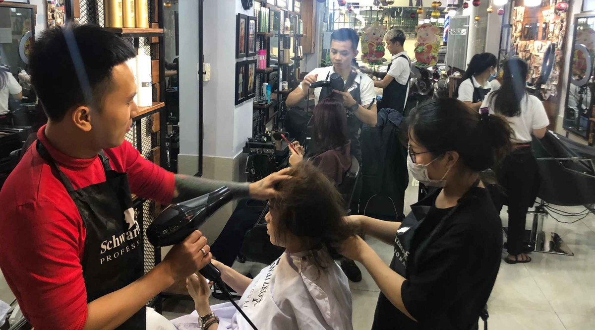 Để đáp ứng nhu cầu khách hàng, chị Mai Hà (Tân Lạc, Hòa Bình) - một chủ tiệm móng, mi tại quận Cầu Giấy phải làm việc liên tục từ 8h đến 23h. Theo chị Hà, đây là thời gian cửa hàng của chị chạy đua vào mùa "hốt bạc". Lượng khách tăng gấp 3 lần so với những ngày thường, doanh thu của cửa hàng theo đó cũng tăng gấp 3 lần.