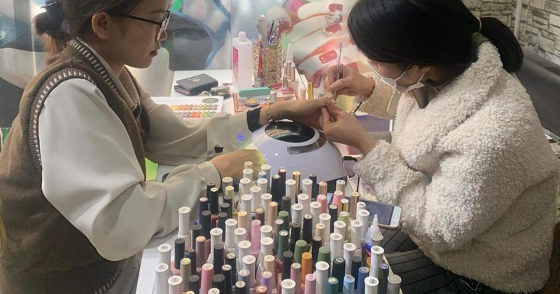 "Khách hàng của tôi là khách quen, ít khách vãng lai. Tuy nhiên, vào thời gian khoảng 2 tháng trước Tết Nguyên đán, khách muốn đến làm móng, mi phải gọi điện để đặt lịch ít nhất 3 ngày. Còn khách muốn làm những ngày 25 đến 29 Tết Âm lịch thì phải đặt trước 1 tuần", chị Hà cho hay.