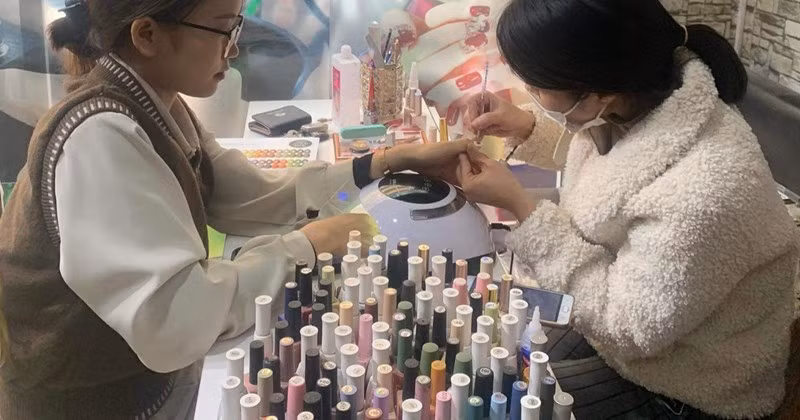 "Khách hàng của tôi là khách quen, ít khách vãng lai. Tuy nhiên, vào thời gian khoảng 2 tháng trước Tết Nguyên đán, khách muốn đến làm móng, mi phải gọi điện để đặt lịch ít nhất 3 ngày. Còn khách muốn làm những ngày 25 đến 29 Tết Âm lịch thì phải đặt trước 1 tuần", chị Hà cho hay.