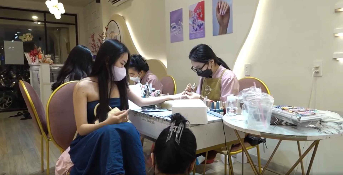 Để có một bộ mi, móng tay mới đón Tết, hội chị em phải đặt lịch trước cả tuần. "Những cơ sở làm đẹp thời điểm này sẽ rất đông khách nên tôi phải đặt lịch thật sớm tránh chờ đợi và cũng để tiện sắp xếp công việc. Bây giờ phải tranh thủ từng giây từ phút", Kim Dung (24 tuổi, Hà Nội) chia sẻ.