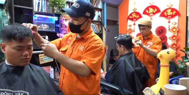 Tương tự, các tiệm làm tóc cũng phải "chạy" hết công suất mới kịp với nhu cầu khách hàng. Anh Lê Văn Khánh Linh (Quận 3), khách hàng tại một tiệm làm tóc chia sẻ, khi đi làm tóc dịp Tết này cần chấp nhận chờ lâu.