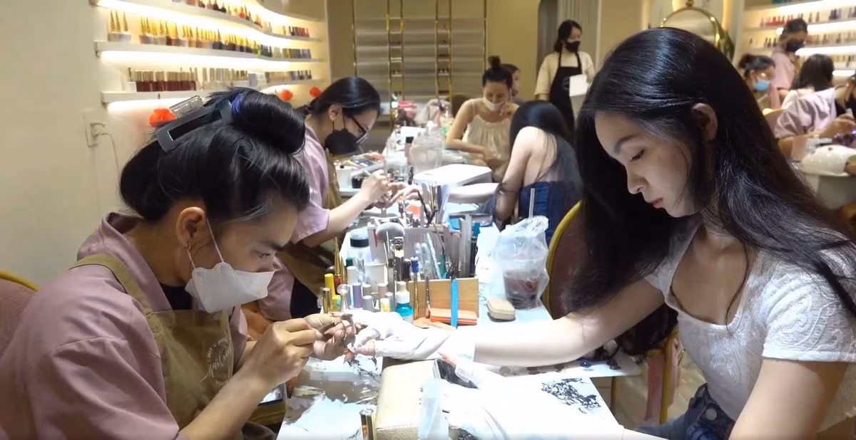 Dịp cuối năm, nhiều dự án cần phải hoàn thành, công việc bộn bề khiến nhiều chị em không có thời gian để đi sắm sửa quần áo, tân trang sắc đẹp cho bản thân.