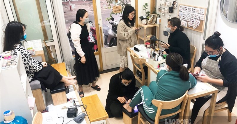 Cửa hàng của chị Hà quy mô nhỏ, chỉ có 1 chủ và một nhân viên nên không thể nhận nhiều khách liên tục. Những ngày này, chị Hà cũng không thể nhận khách yêu cầu làm tại nhà.