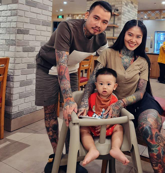 Minh Thái kết hôn vào năm 2015 nhưng 7 năm sau mới quyết định sinh em bé. “Lúc hai vợ chồng còn khó khăn, mình không dám sinh con vì sợ không lo được cho con cuộc sống đầy đủ. Đến năm 2022, nhìn bạn bè xung quanh bồng bế con lớn, con bé, mình ham quá nên ngỏ ý với chồng. Anh ấy đồng ý ngay vì vốn thích con nít, thế là nhận luôn phần trông con nếu mình chịu đẻ”, cô nàng cười kể lại.