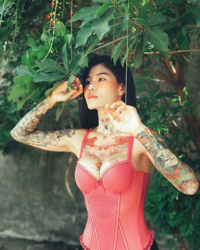 Trước đây, Minh Thái từng là sinh viên của trường Học viện Hàng không Việt Nam. Đến năm thứ 3, cô quyết định bỏ học để theo đuổi con đường trở thành nữ thợ xăm chuyên nghiệp.