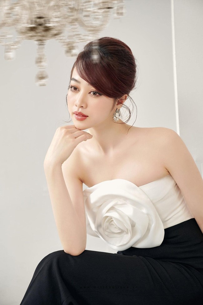 Hằng Habi sở hữu vóc dáng nõn nà với chiều cao 1m68, số đo ba vòng chuẩn: 88-62-91(cm). Ngoại hình nóng bỏng có được nhờ cô nàng chăm chỉ tập gym và duy trì chế độ ăn khoa học trong nhiều năm.