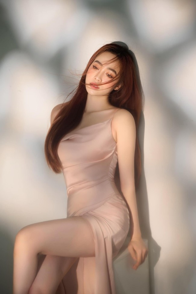 Hằng Habi theo đuổi gu thời trang trẻ trung và nữ tính. Cô thường xuyên xuất hiện trong những bộ ảnh nghệ thuật khoe vẻ đẹp quyến rũ.