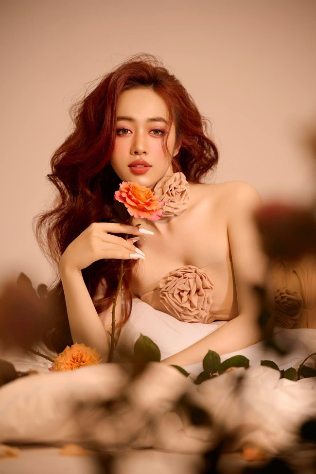 Sức hút của nàng hot girl Quảng Ninh đến từ ngoại hình xinh đẹp, thần thái ngút ngàn.