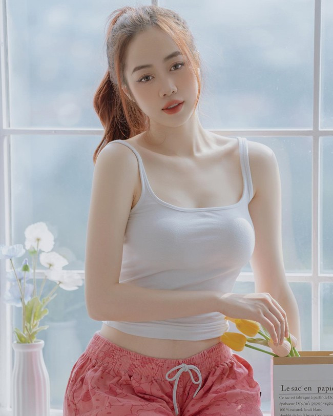 Hằng Habi (tên thật là Phạm Thu Hằng, sinh năm 1996, quê Quảng Ninh) là hot gymer được nhiều người biết đến. Cô nổi tiếng từ hành trình "lột xác" ngoạn mục, từ cô gái có ngoại hình "cò hương" trở thành hot girl nóng bỏng.