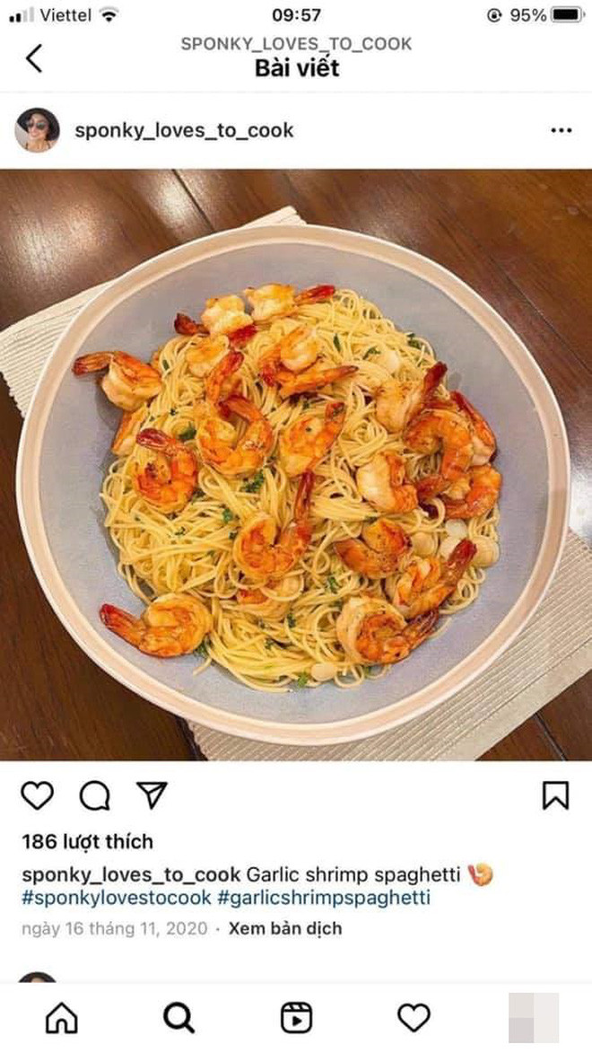 Mới đây, một cô nàng đã bị bóc phốt lấy ảnh mạng "sống ảo" quá lố, "dành cả thanh xuân" để... chuyên đi lấy đồ ăn trên mạng về nhận là đồ mình tự làm.