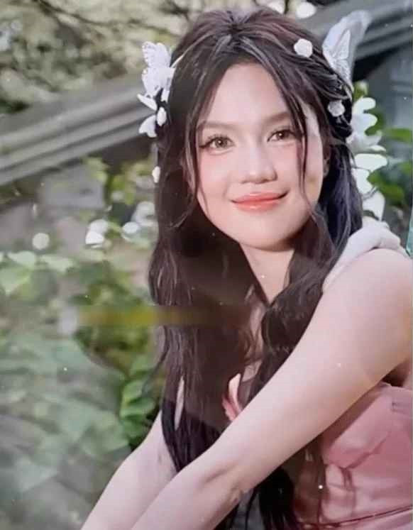 Điều này khiến Ngọc Trinh để lộ dấu hiệu tăng cân rõ rệt. Theo đó, gương mặt của người đẹp Trà Vinh khác lạ so với trước đây, bất ngờ trở nên tròn trĩnh, thiếu sự thon gọn.