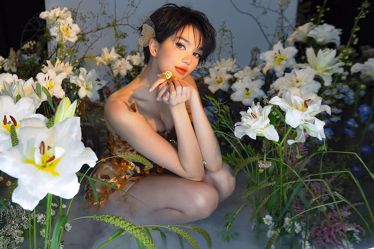 Ngọc Trinh xen kẽ việc diện trang phục kín đáo, sang trọng với váy áo cắt xẻ, quyến rũ.