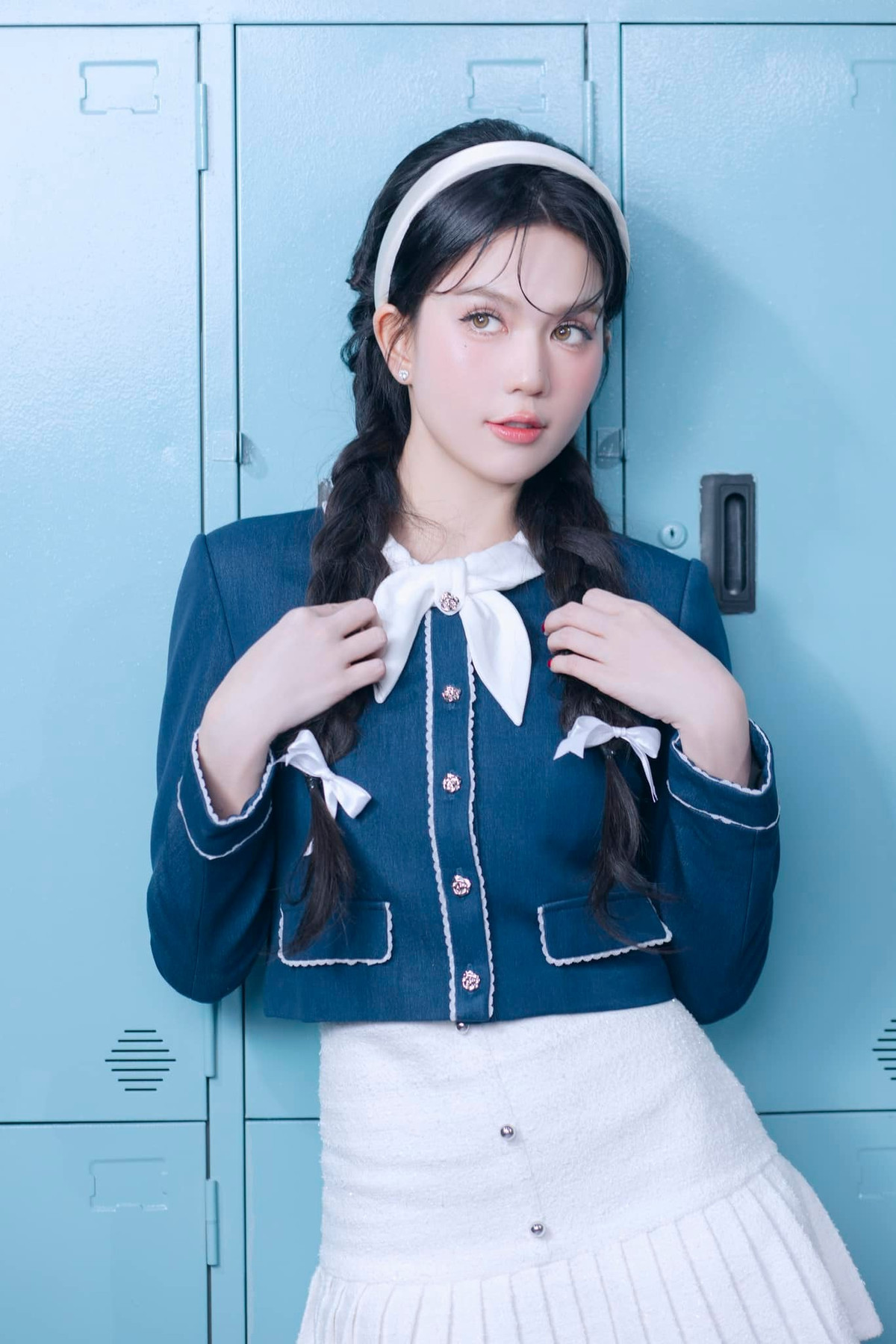 Hôm 15/10, Ngọc Trinh gây xôn xao khi đăng tải hình ảnh diện bikini nhỏ xíu, mang tông màu cam nổi bật. Người đẹp Trà Vinh thoải mái tạo dáng trong bồn tắm chứa đầy những miếng cam cắt lát mỏng.