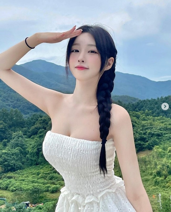 Woo Han Kyung là hot girl, người mẫu đến từ Hàn Quốc sở hữu lượng fan hâm mộ đông đảo. Người đẹp sinh năm 1997, được trời phú cho chiều cao nổi trội 1m71 cùng gương mặt và thân hình hoàn toàn đối lập.