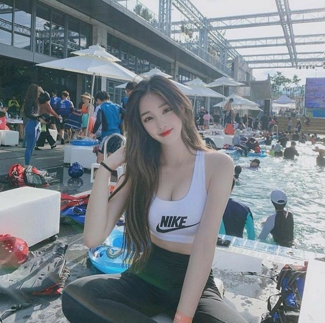 Cách đây 4 năm, Woo Han Kyung từng vướng vào vụ lùm xùm tình cảm với trẻ vị thành niên. Lúc đó, cô chỉ mới 22 tuổi nhưng được cho là đã hẹn hò với chàng trai kém mình tới 6 tuổi.