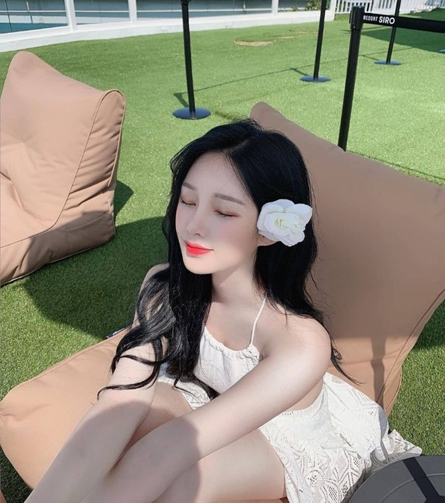 Nếu gương mặt của Woo Han Kyung khiến người ta liên tưởng tới các nữ chính thơ ngây trong các bộ phim thanh xuân vườn trường thì body của người đẹp ngược lại, nở nang và quyến rũ không thua gì các người mẫu nội y đình đám.