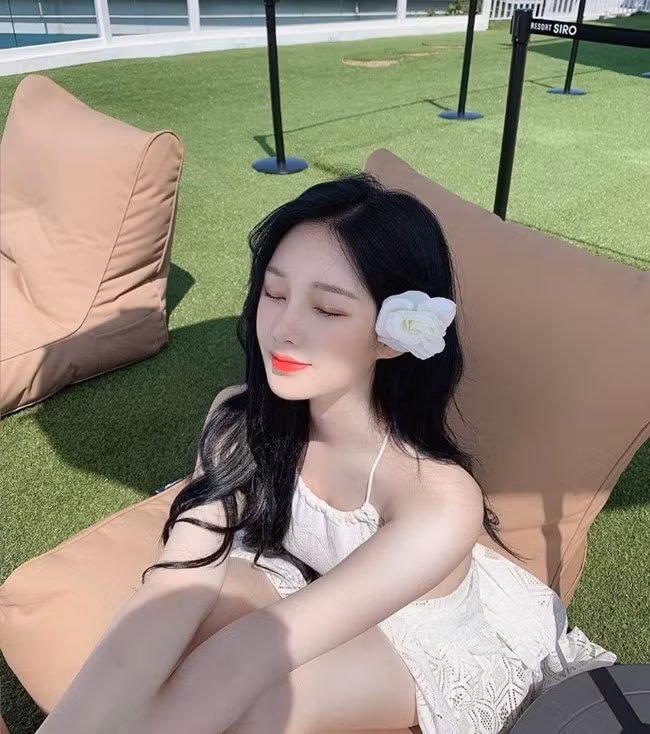 Nếu gương mặt của Woo Han Kyung khiến người ta liên tưởng tới các nữ chính thơ ngây trong các bộ phim thanh xuân vườn trường thì body của người đẹp ngược lại, nở nang và quyến rũ không thua gì các người mẫu nội y đình đám.