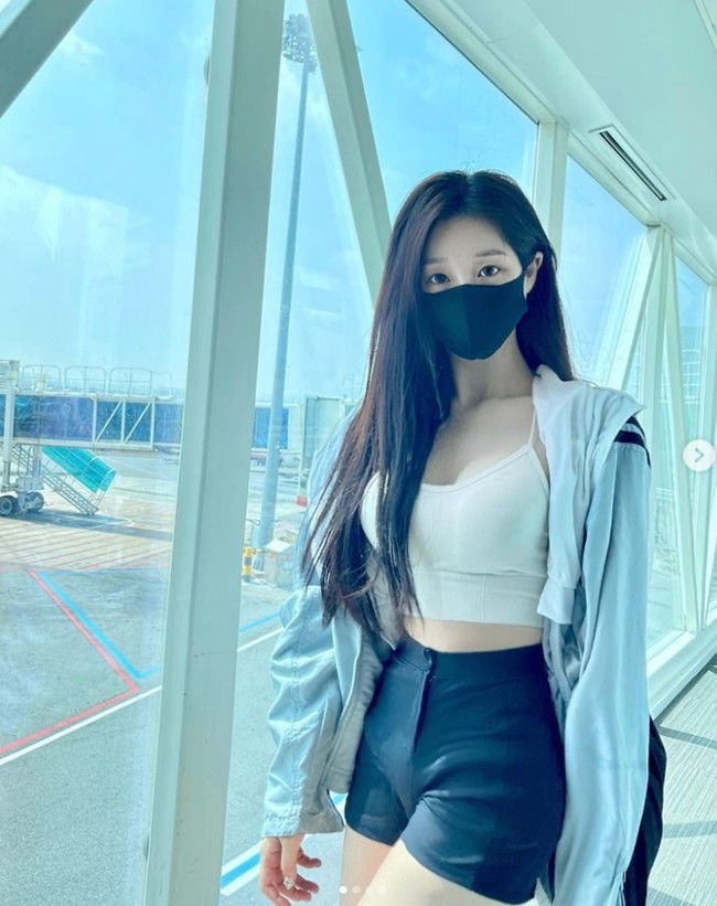 Đáng nói, chàng trai từng dính chuyện tình ái với Woo Han Kyung là con của một trong những gia đình có thế lực tại Hàn Quốc. Mối tình chị em nhanh chóng kết thúc nhưng gây ra không ít tranh cãi về đời tư của nàng hot girl.