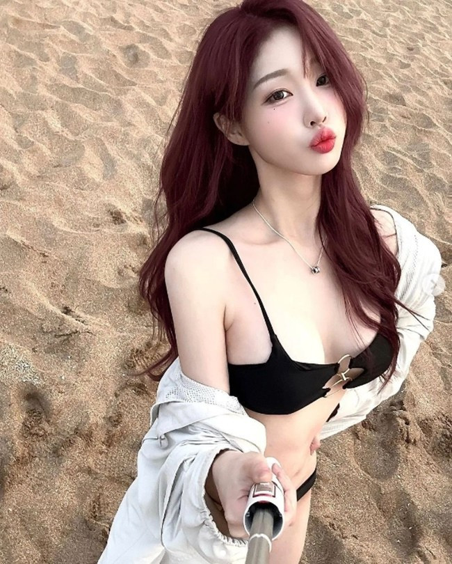 Nước da trắng sứ không tì vết là một trong những đặc điểm nhận dạng nàng hot girl. Để bảo toàn làn da ngọc ngà, Woo Han Kyung coi kem chống nắng như vật bất ly thân.