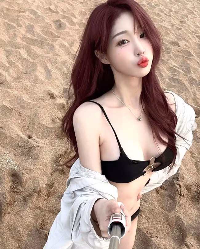 Nước da trắng sứ không tì vết là một trong những đặc điểm nhận dạng nàng hot girl. Để bảo toàn làn da ngọc ngà, Woo Han Kyung coi kem chống nắng như vật bất ly thân.