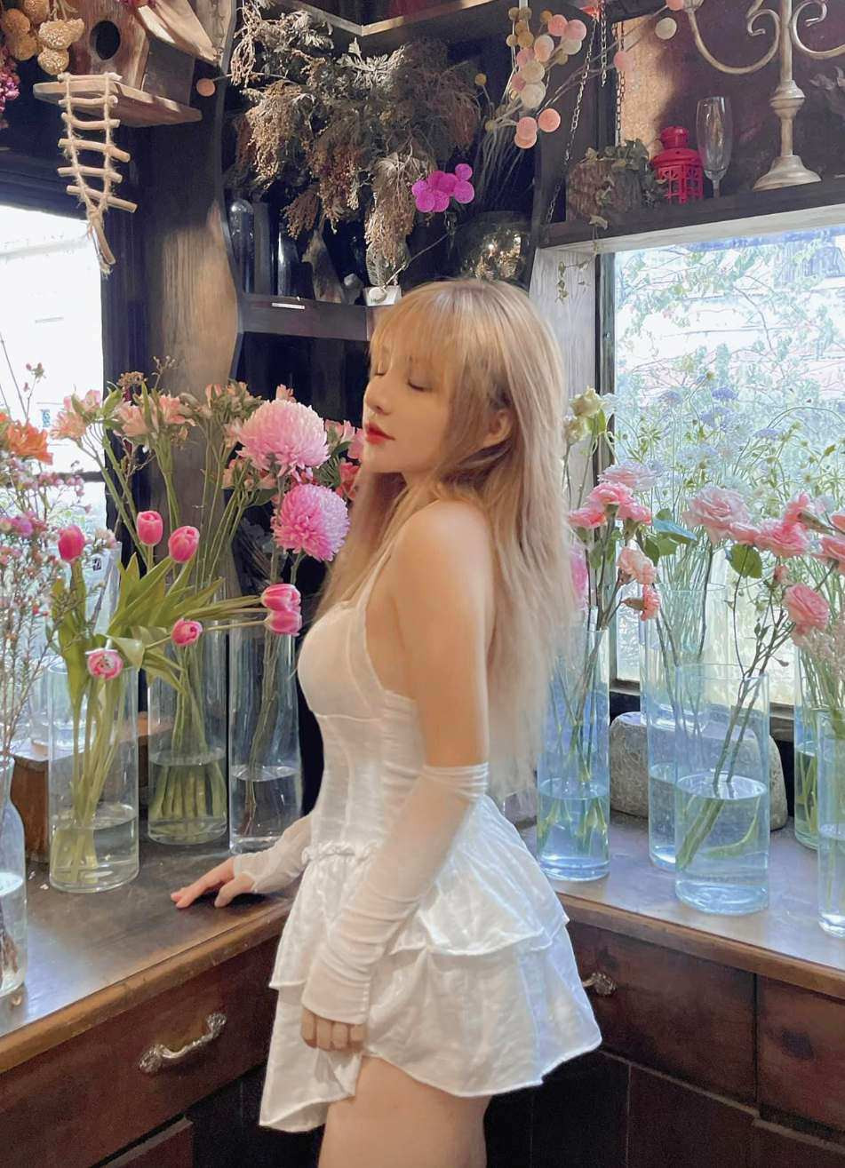 Sở hữu đường cong cuốn hút nên hầu như chưa có kiểu đồ nào làm khó được người đẹp.