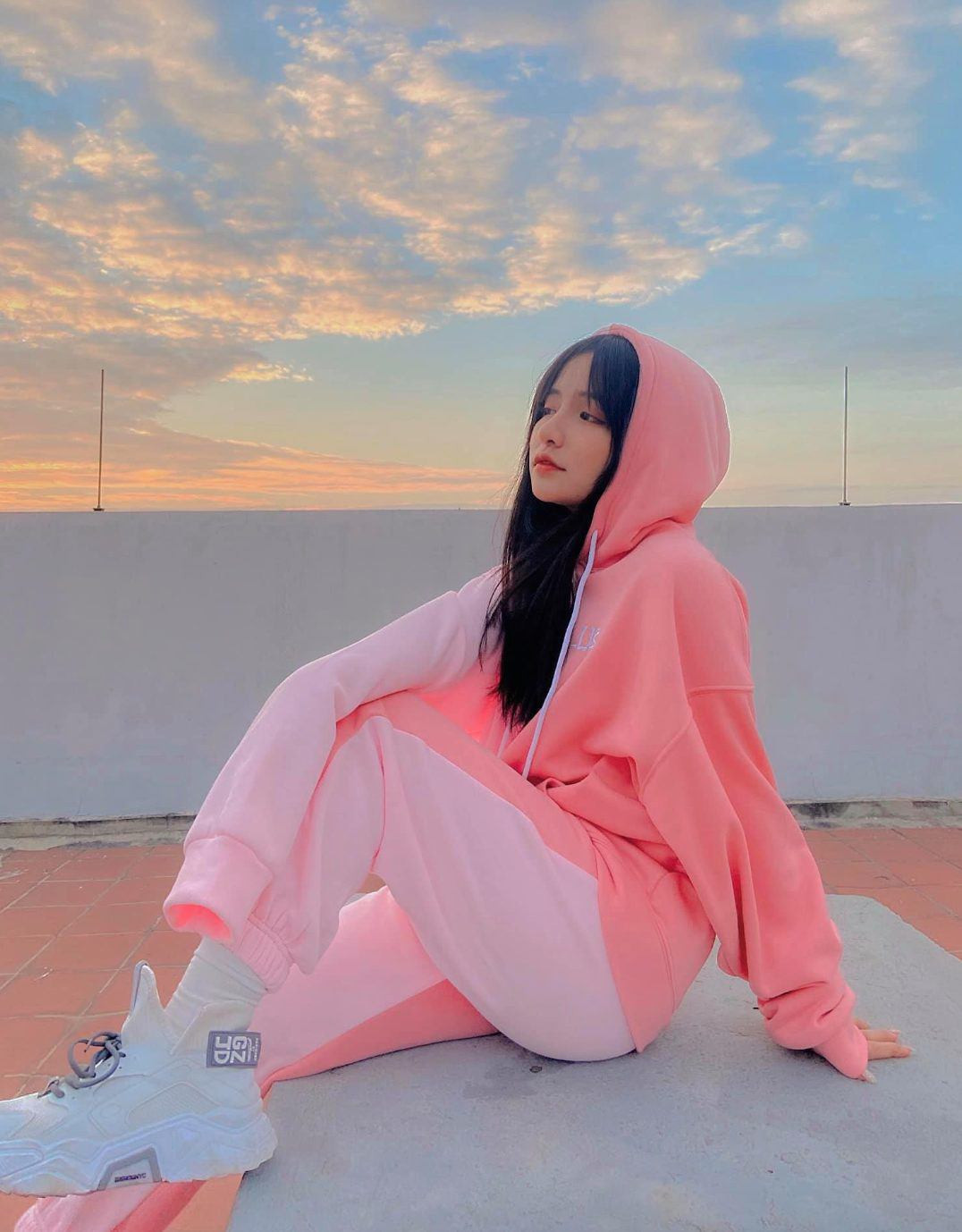 Thỉnh thoảng người đẹp cũng tự mình tạo ra nhiều điều khác biệt khi mix áo tắm cùng quần jeans, tạo thành set trang phục độc đáo.