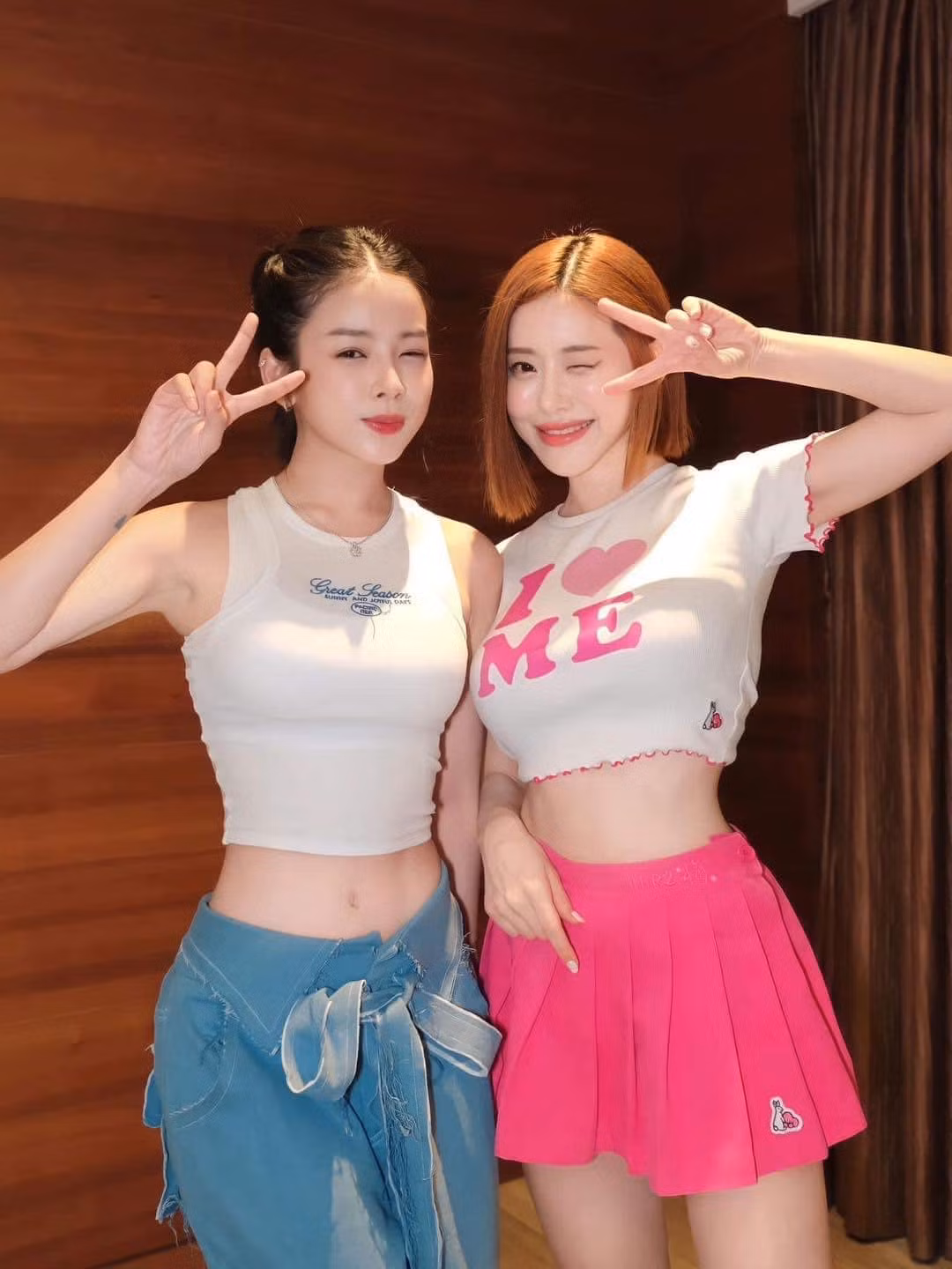 Không cần diện outfit hở bạo, Mie và Soda vẫn khiến dân mạng mê tít với vóc dáng nóng bỏng, gợi cảm cùng vòng eo "con kiến" vạn người mê.