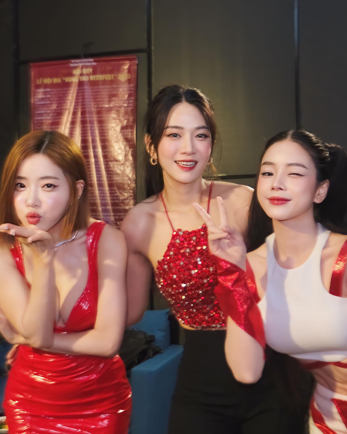 Đặc biệt, làn da trắng sáng, mịn màng không tì vết của 2 nàng DJ đình đám cũng nhận được nhiều lời khen có cánh từ cộng đồng mạng.