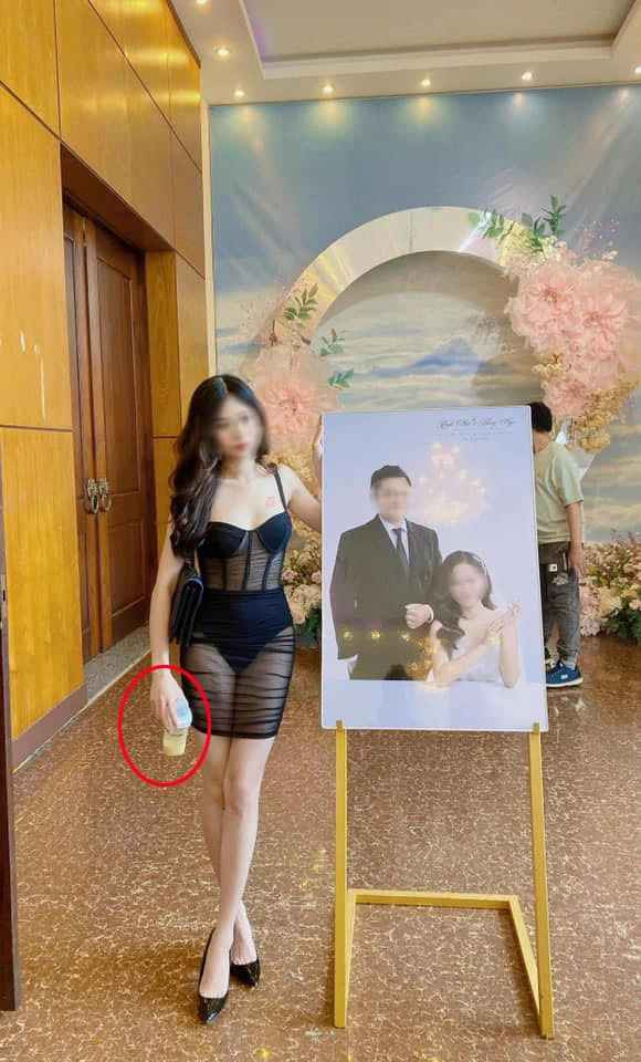 Trong loạt ảnh tự đăng trên trang cá nhân, và sau đó viral khắp cõi mạng, cô nàng diện chiếc váy đen có thiết kế xuyên thấu, kết hợp giữa bikini và một lớp voan mỏng manh. Chụp ảnh cùng cô dâu nền nã trong bộ váy cưới trắng, bộ váy đen lại càng nổi bật hơn.