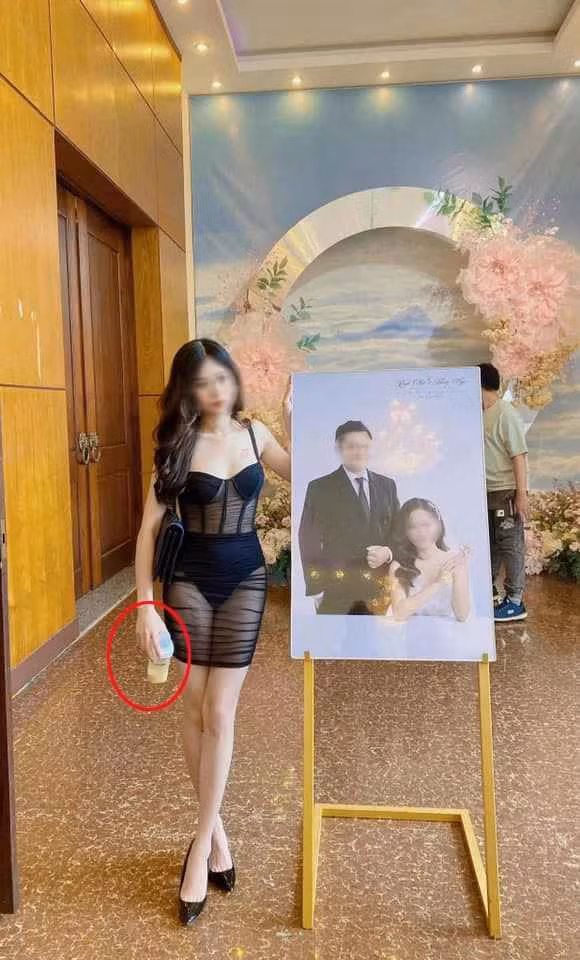 Trong loạt ảnh tự đăng trên trang cá nhân, và sau đó viral khắp cõi mạng, cô nàng diện chiếc váy đen có thiết kế xuyên thấu, kết hợp giữa bikini và một lớp voan mỏng manh. Chụp ảnh cùng cô dâu nền nã trong bộ váy cưới trắng, bộ váy đen lại càng nổi bật hơn.