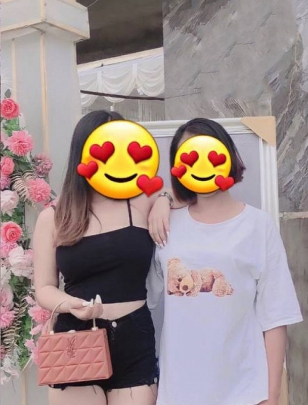 Đáng kể đến là hình ảnh hai cô gái diện trang phục phản cảm với quần ngắn và áo 2 dây khiến nhiều người phải để lại ý kiến bình luận.