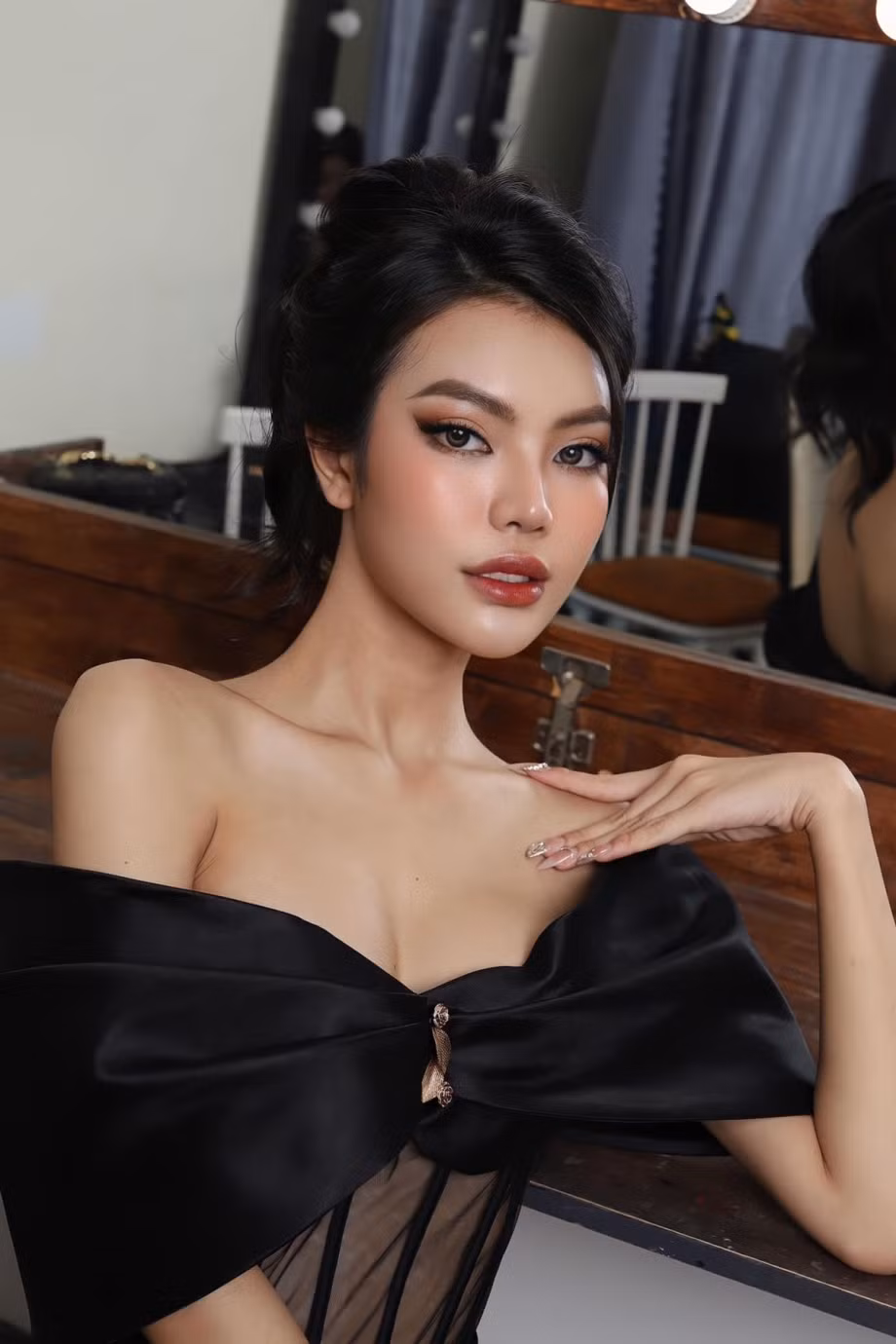 Nguyễn Tường San (sinh năm 2005, Hà Nội) vừa giành ngôi vị Á hậu của cuộc thi "Hoa hậu chuyển giới Việt Nam 2023". Cô nàng sở hữu vóc dáng hoàn hảo với chiều cao 1m79 và vòng eo 56cm.