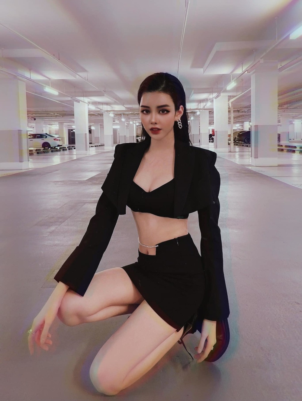 Được sống là chính mình, Đan Tiên sẵn sàng "bung lụa". Cô tham gia cuộc thi sắc đẹp, trở thành mẫu ảnh có tiếng.