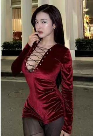 Chiếc xe đắt tiền và hoành tráng không còn là điểm nhấn rõ rệt mà sự chú ý của fan lại đổ dồn vào nhan sắc hút hồn của Bảo Trân.