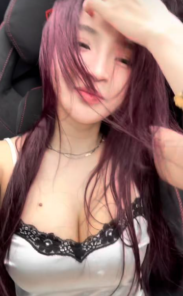 Chỉ trong một khoảng thời gian ngắn, video của gái xinh Đồng Nai đã thu hút sự chú ý mạnh mẽ từ fan hâm mộ, đặc biệt là các fan nam.