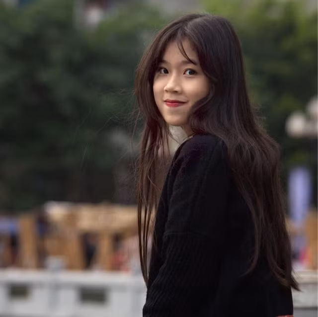 Nói về công việc, em hướng đến mà hiệu quả, em nghĩ muốn làm một công việc nào đó mà em cảm thấy thoải mái nhất, không bị gò bó. Quan trọng là mình luôn cảm thấy thích thú và luôn có hứng làm việc thì mới dễ đạt được hiệu quả cao. Làm gì cũng cần có sự hiểu biết", Diệu Anh chia sẻ thêm.