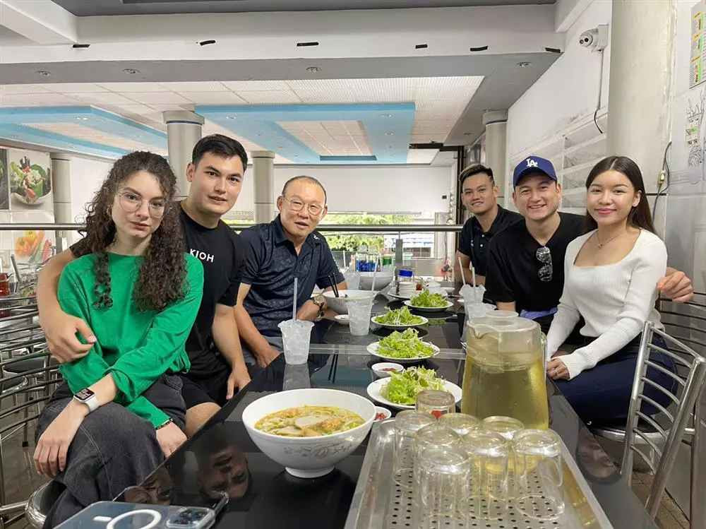 "Văn Lâm trân trọng từng phút giây bên những người thân yêu, động lực để chinh phục những nhiệm vụ mới", thủ môn đội tuyển Việt Nam viết.