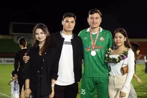 Dang Van Lam lan dau khoe anh chung voi ban gai hon tuoi