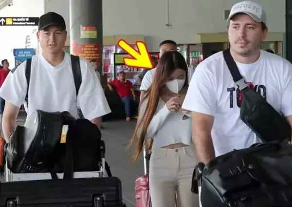 Trước đó, khi HLV Park Hang Seo có dịp vào Bình Định công tác, Văn Lâm cũng đưa bạn gái Yến Xuân đi cùng. Họ đã có buổi trò chuyện vô cùng vui vẻ.