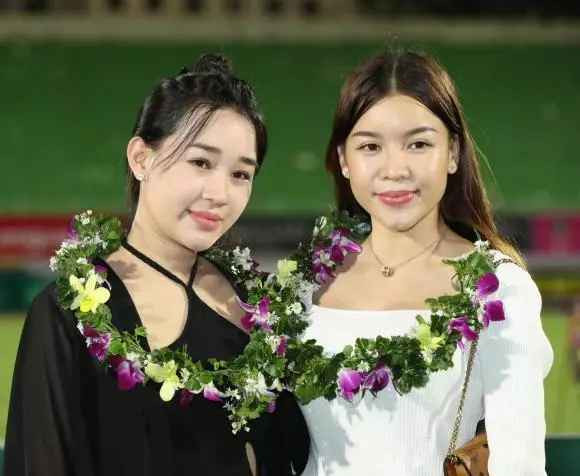 Nhưng nổi bật hơn cả, đây là lần đầu tiên thủ môn Đặng Văn Lâm công khai khoe ảnh đứng chung khung hình cùng bạn gái Yến Xuân.