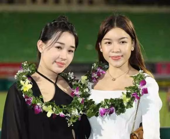 Nhưng nổi bật hơn cả, đây là lần đầu tiên thủ môn Đặng Văn Lâm công khai khoe ảnh đứng chung khung hình cùng bạn gái Yến Xuân.