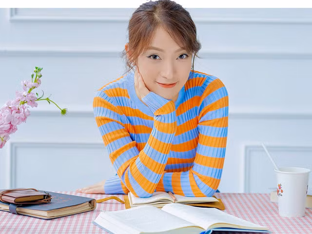 Khánh Vy là hình tượng hoàn hảo nhất của con nhà người ta trong “truyền thuyết” mà phụ huynh nào cũng mong ước, bảng thành tích dày đặc 12 năm liền học sinh giỏi toàn diện, từng đạt giải Ba Quốc gia môn Tiếng Anh.