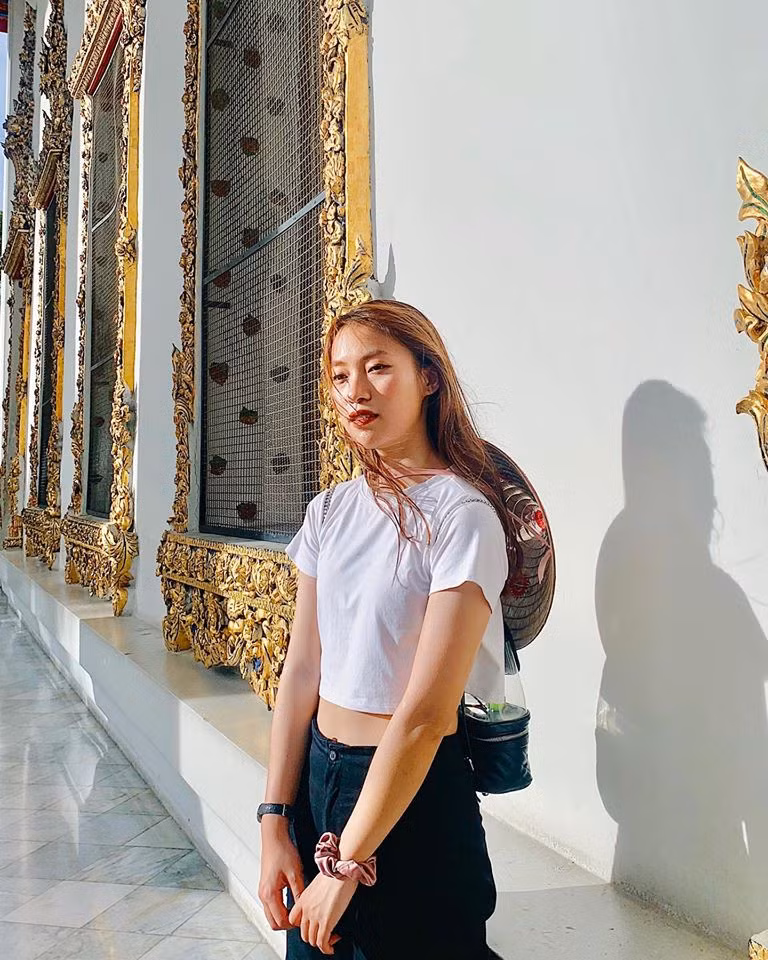 Ngoài công việc trên, "hot girl 7 thứ tiếng" còn sở hữu kênh Youtube có tiếng trong cộng đồng học tiếng Anh với loạt video cộp mác VyVocab, VyTalk, VyLog.