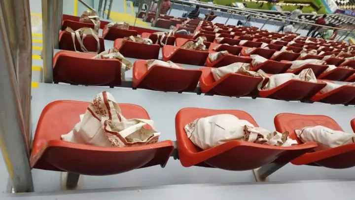 Trước đó, khi đến sân Al Bayt để xem lễ khai mạc và trận mở màn "World Cup 2022" giữa Qatar và Ecuador, người hâm mộ sẽ được nhận mỗi người một phần quà từ ban tổ chức.