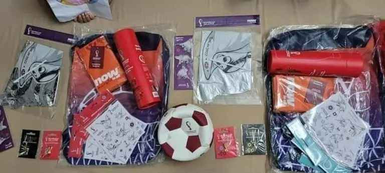 Một số khán giả khác sẽ được nhận set quà gồm trái bóng, bình xịt giảm đau, balo và nhiều sticker linh vật La’eeb,...