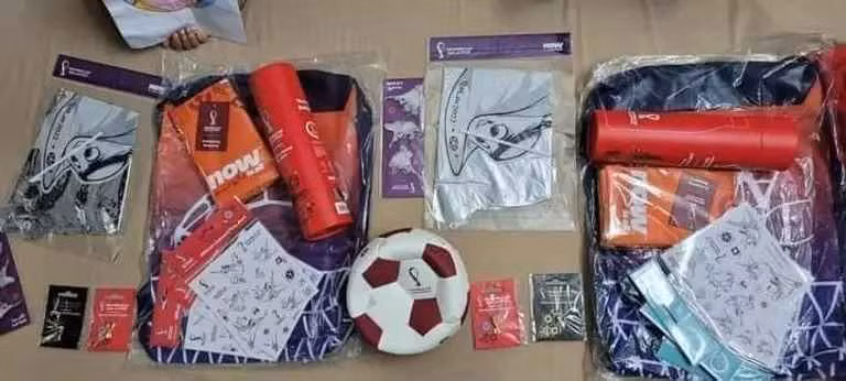 Một số khán giả khác sẽ được nhận set quà gồm trái bóng, bình xịt giảm đau, balo và nhiều sticker linh vật La’eeb,...